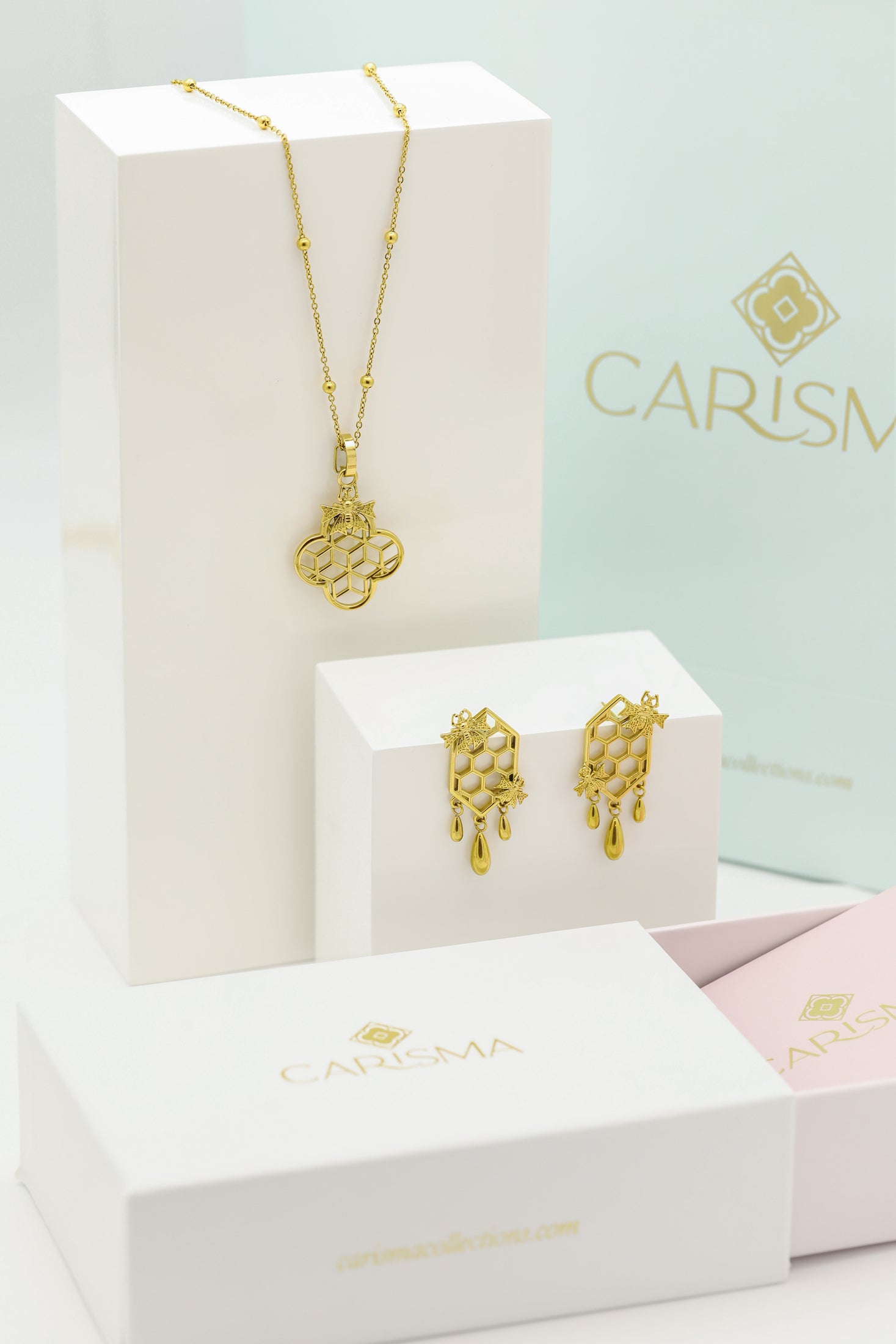 Reġina Honeycomb Stud Earrings &amp; Carisma Logo Pendant Gift Set