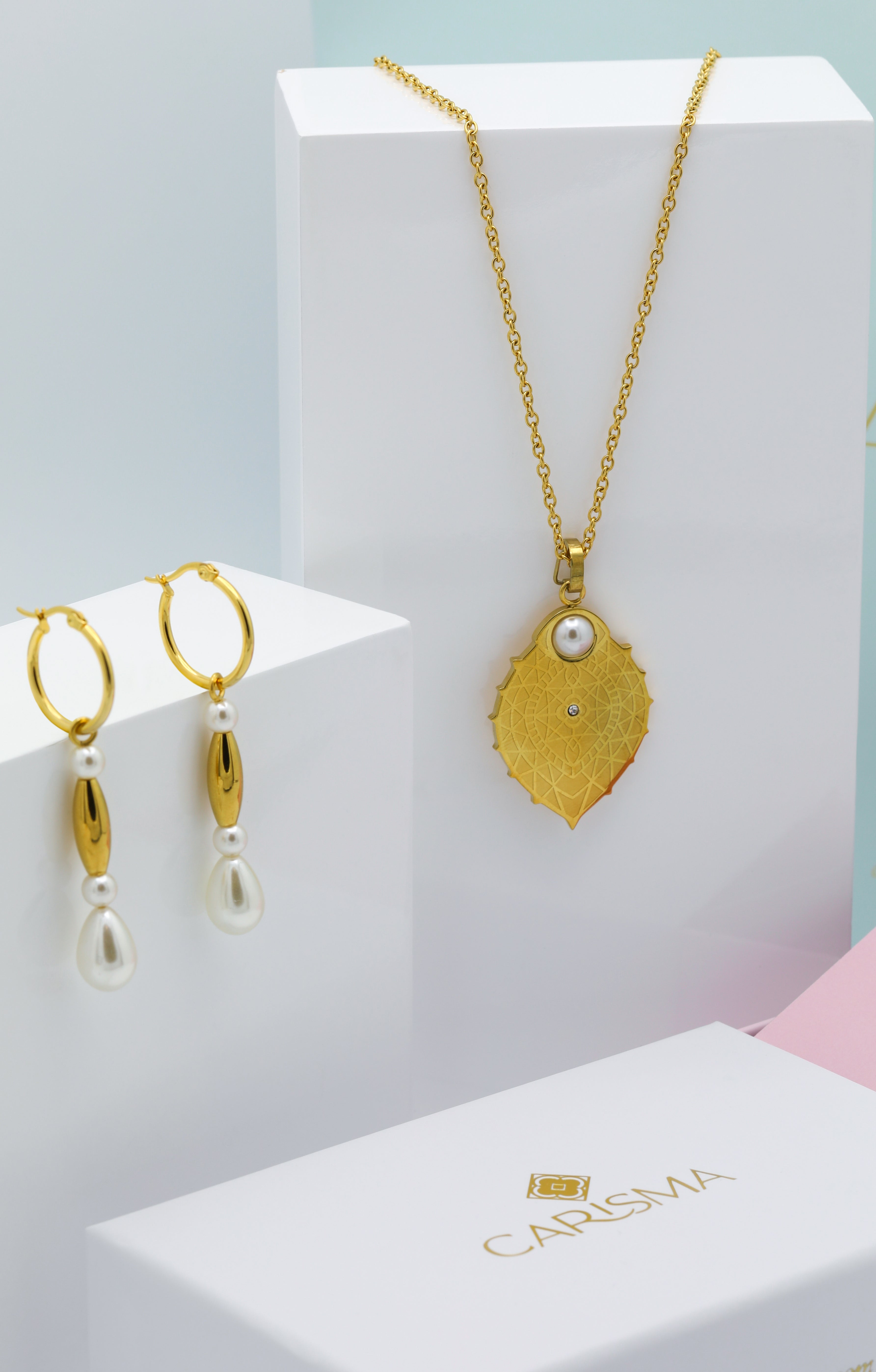 Mandorla Pendant Necklace &amp; Ċombini Earring Gift Set